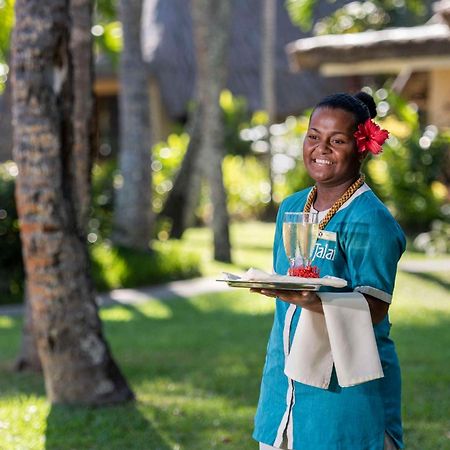 Outrigger Fiji Beach Resort Korotogo Exterior foto A hotel staff in Mauritius