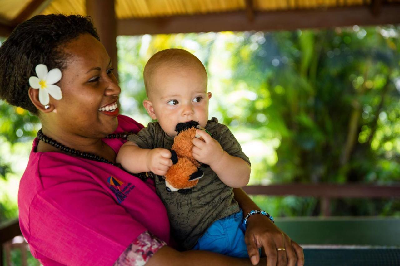 Outrigger Fiji Beach Resort Korotogo Exterior foto A mother and child in the Marshall Islands