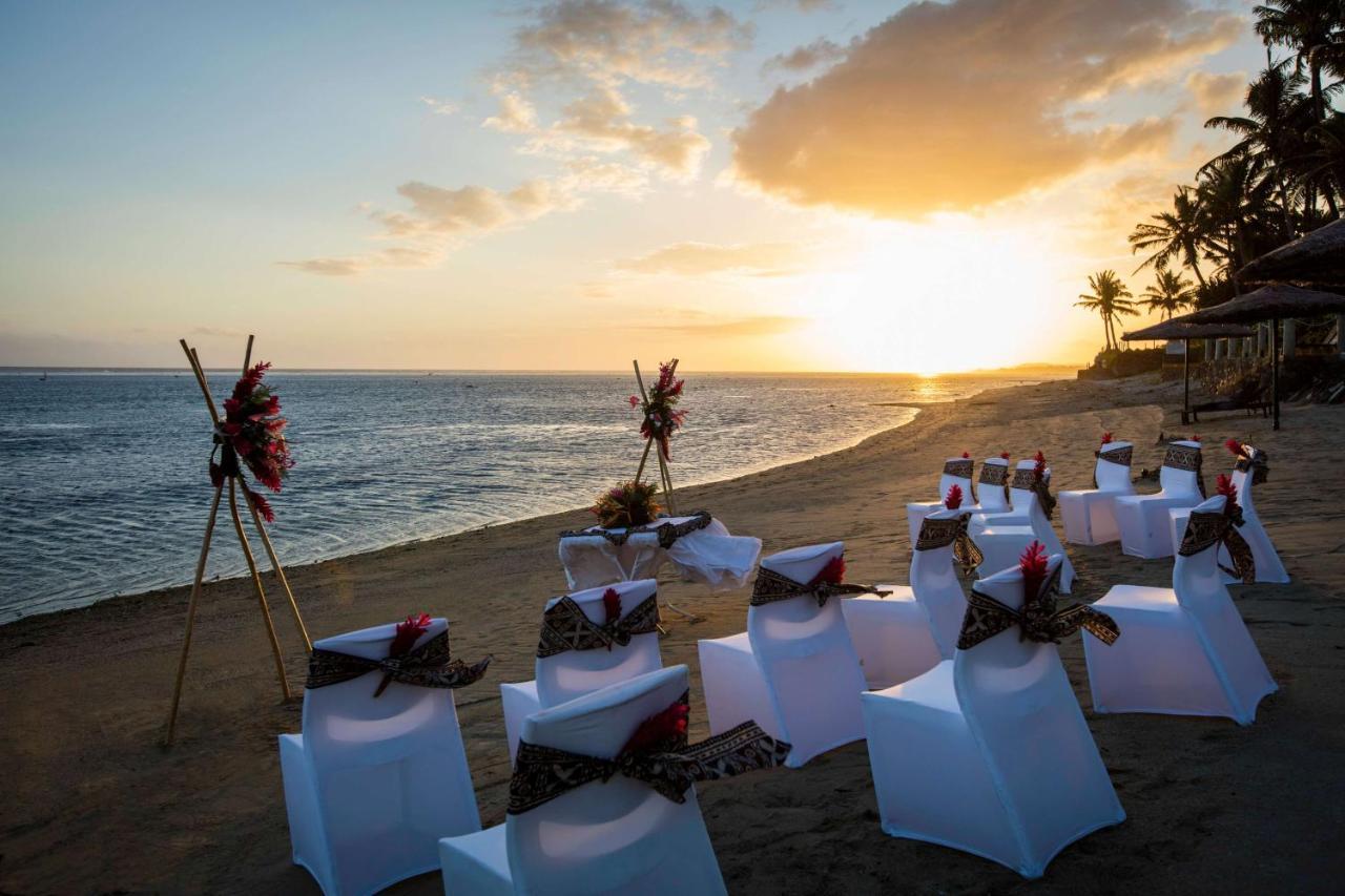 Outrigger Fiji Beach Resort Korotogo Exterior foto Sunset at the beach