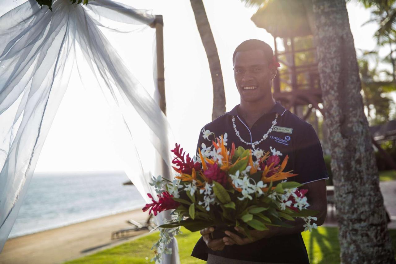 Outrigger Fiji Beach Resort Korotogo Exterior foto A staff member at the Four Seasons Resort Maldives at the Landaa Giraavaru
